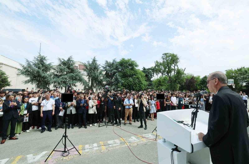Cumhurbaşkanı Erdoğan, Haydarpaşa Lisesi’nde karne törenine katıldı