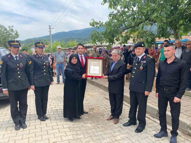 Çanakkaleli Şehit Jandarma Uzman Çavuş’un ailesine şehadet belgesi verildi
