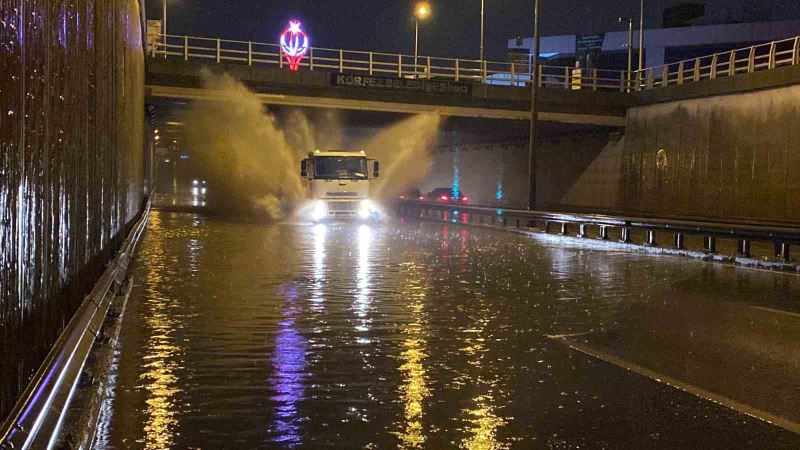 Kocaeli’de etkili olan yağmur caddeleri sular altında bıraktı
