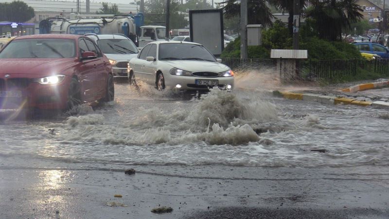 Bandırma’da sağanak: Cadde ve sokaklar göle döndü
