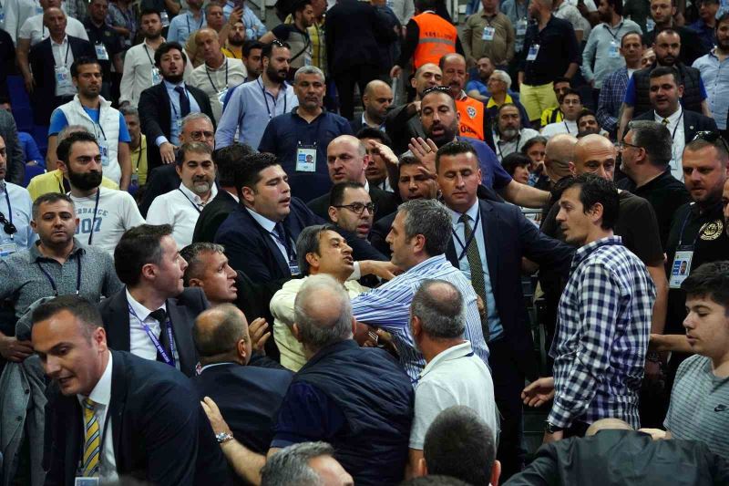 Fenerbahçe’nin 2022 Yılı Olağan Mali Genel Kurul Toplantısı’nda Başkan Ali Koç’un konuşması sırasında salonda gerginlik çıktı ve 15 dakika ara verildi.
