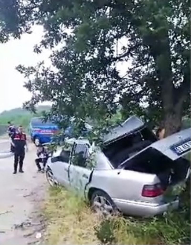 Kontrolden çıkan otomobil ağaca çarptı: 3 yaralı
