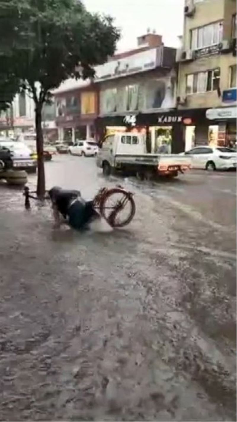 Yağmurlu havada bisikletinin hazin sonu kamerada
