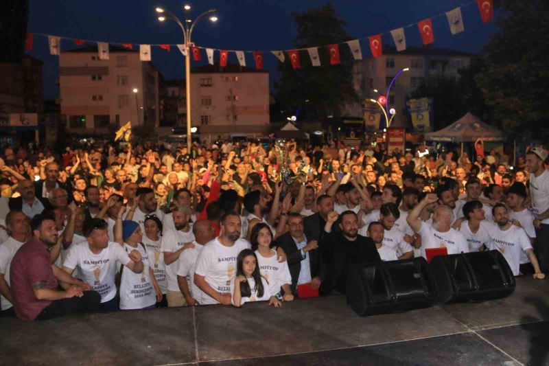 Belediye Derincespor, şampiyonluğu kent merkezinde kutladı

