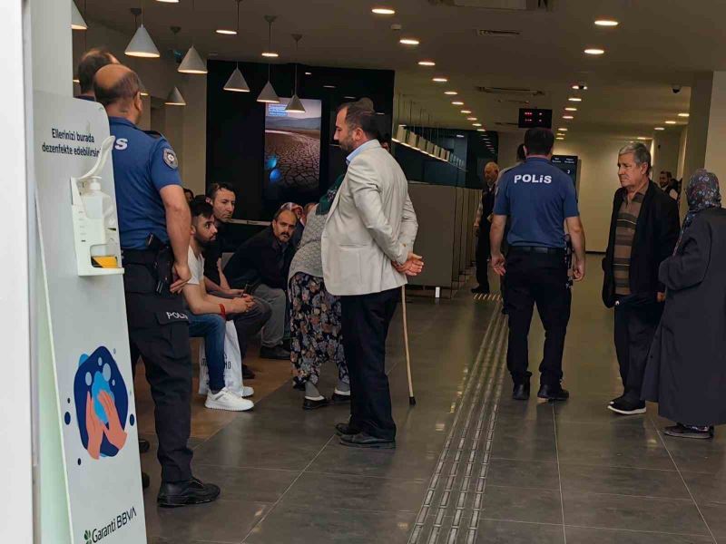 Bursa’da yaşlı kadını dolandırılmaktan polis kurtardı
