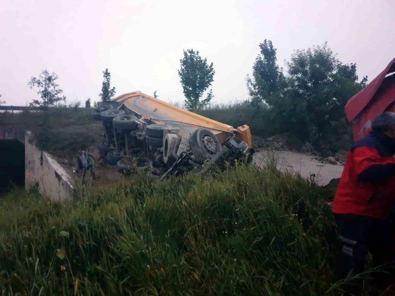 Duble yolda kontrolden çıkan kamyon tarlaya devrildi: 1 yaralı
