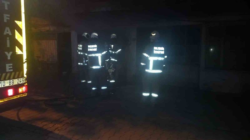 Bandırma’da daire yangını endişeye neden oldu
