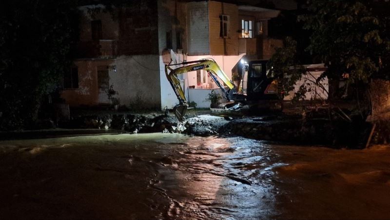 Kocaali’de dere taştı, birçok mahalle sular altında kaldı