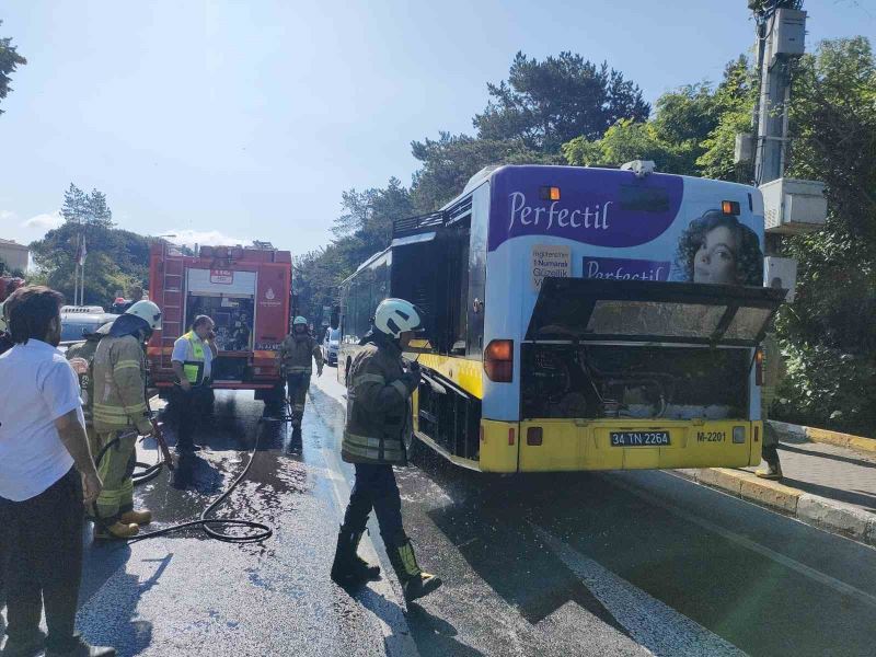 Sarıyer’de İETT otobüsünün motor kısmı yandı: Yolcular büyük panik yaşadı