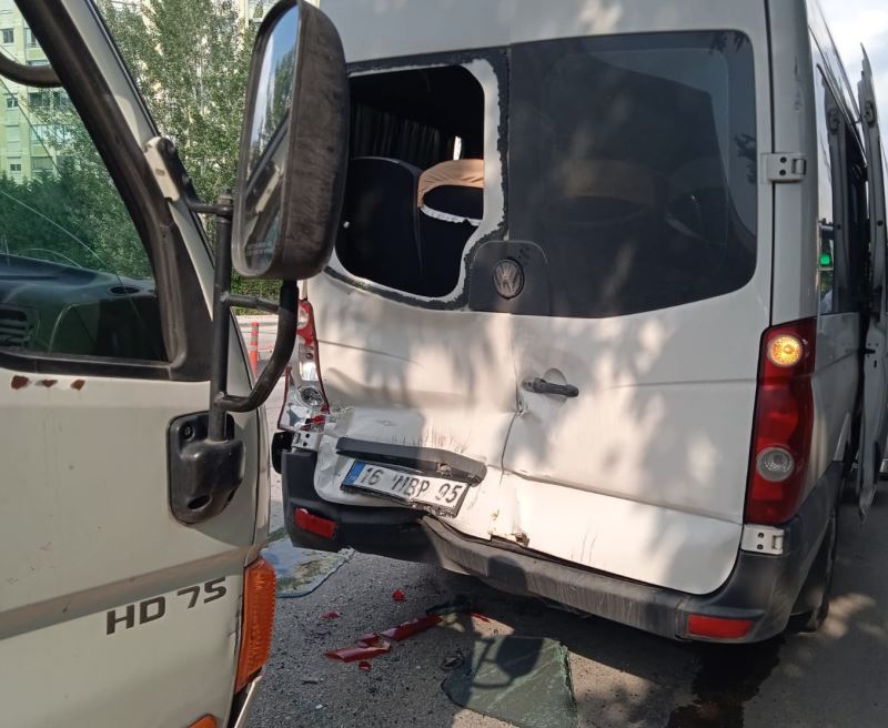 Bursa’da yolcu indiren servise kamyonet çarptı : 1 ağır 4 işçi yaralandı
