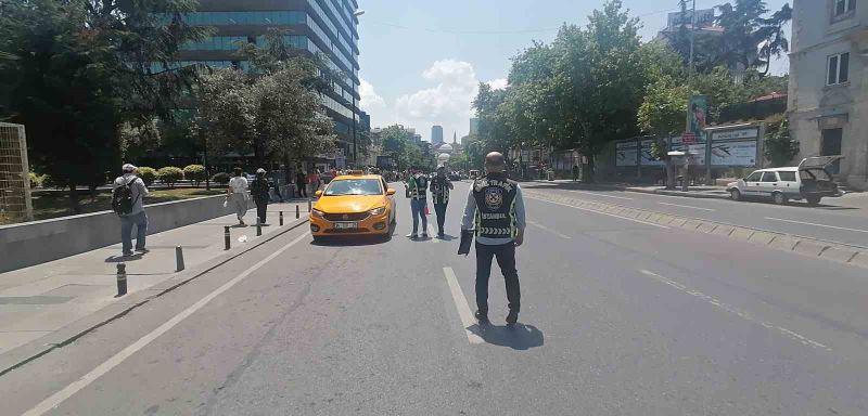 Şişli’de taksi denetimi: Ruhsatı olmadığı tespit edilen bir taksi trafikten men edildi
