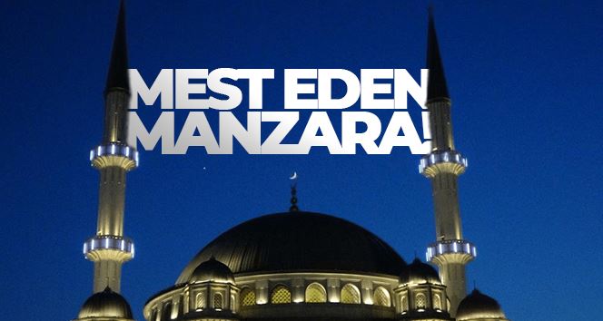 Ay ile yıldızın gökyüzünde buluşması Taksim’de böyle görüntülendi