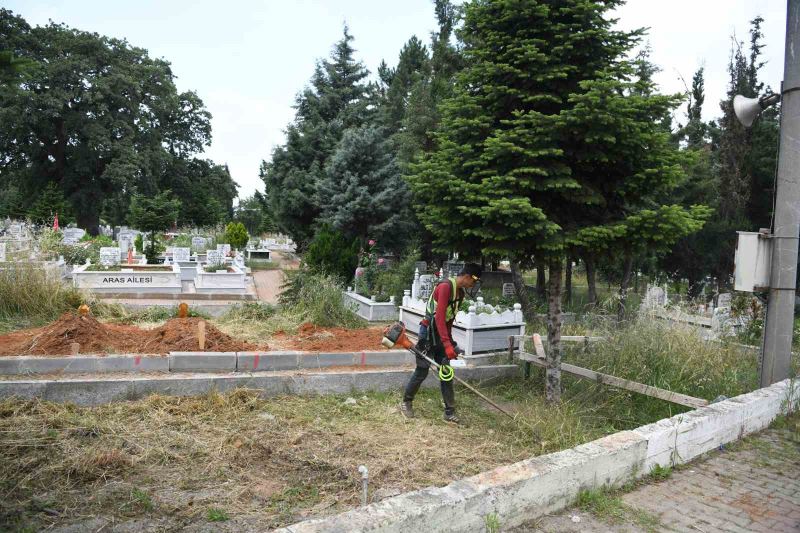 Çayırova’da mezarlıklar bayrama hazır
