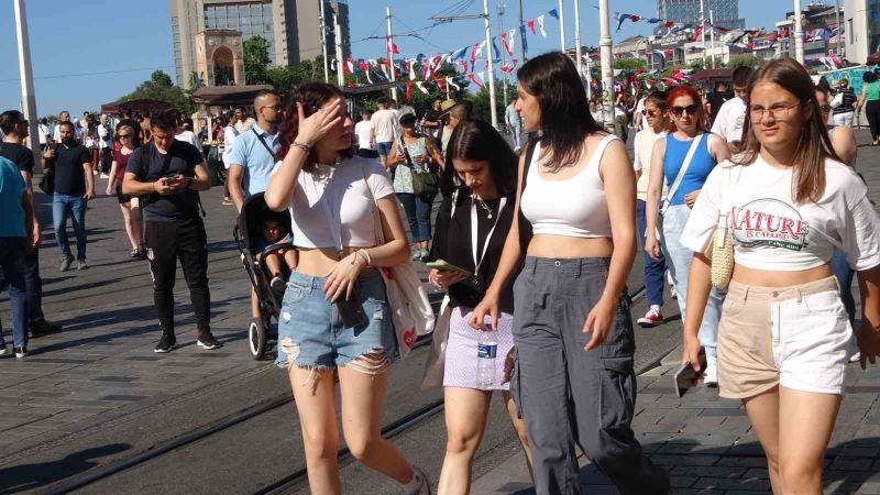 Taksim’de sıcaktan bunalan vatandaşlar şemsiye ile gezdi
