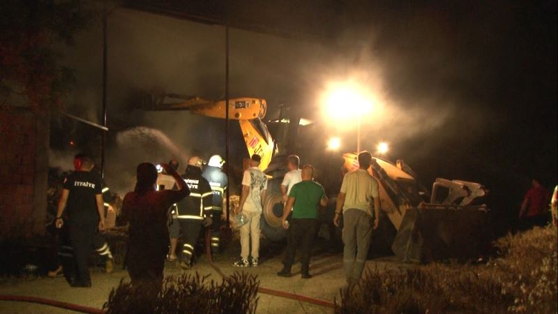 Edirne’de çiftliğin ahırında yangın paniği: Büyükbaş hayvanlar son anda kurtarıldı
