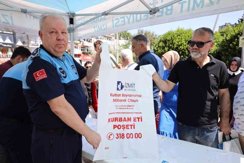 İzmit Belediyesi vatandaşlara 40 bin kurban poşeti dağıttı
