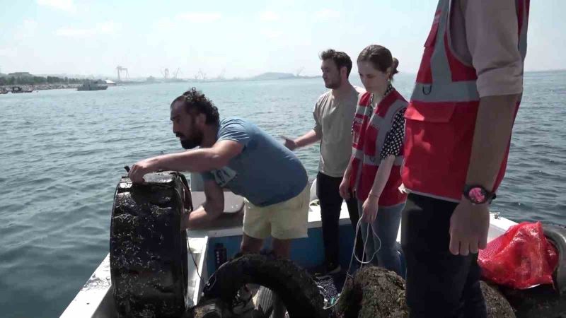 Pendik’te denizden çok sayıda araç lastiği çıktı
