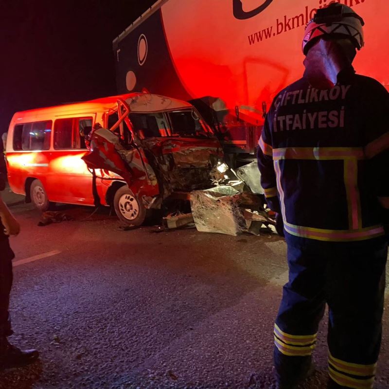 Yalova’da çekiciye bağlı römorkla minibüs çarpıştı: 2 yaralı
