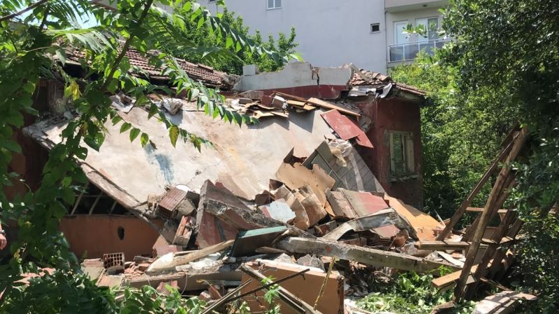 Kocaeli’de metruk ev çöktü: 2 kişi hayatını kaybetti
