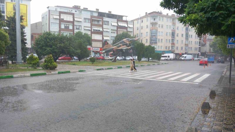 Kırklareli’nde sağanak yağış: Cadde ve sokaklar göle döndü
