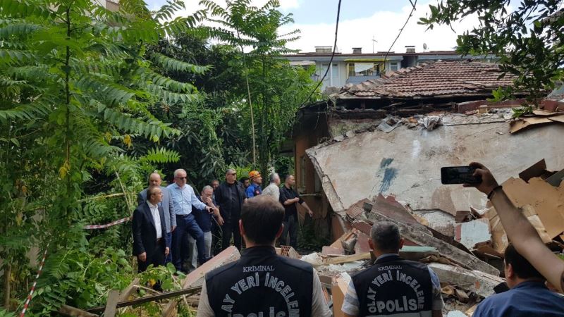 Metruk evde yıkım sırasında sundurma çöktü: 2 kişi hayatını kaybetti
