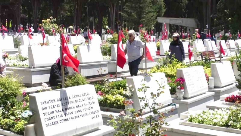 Şehit yakınları bayram öncesinde Edirnekapı Şehitliği’ni ziyaret etti
