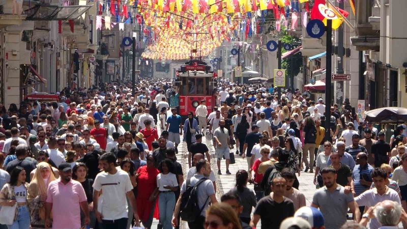 Bayram öncesi vatandaşlar Taksim’e akın etti
