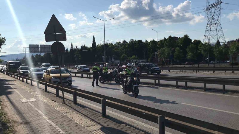 Polis kaçan motosikletlinin peşine düştü: İki taraf da motosikletten düşerek yaralandı
