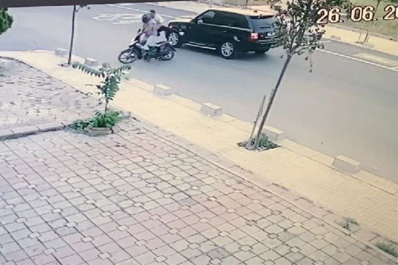 İki kardeşin yaralandığı kaza kameraya yansıdı
