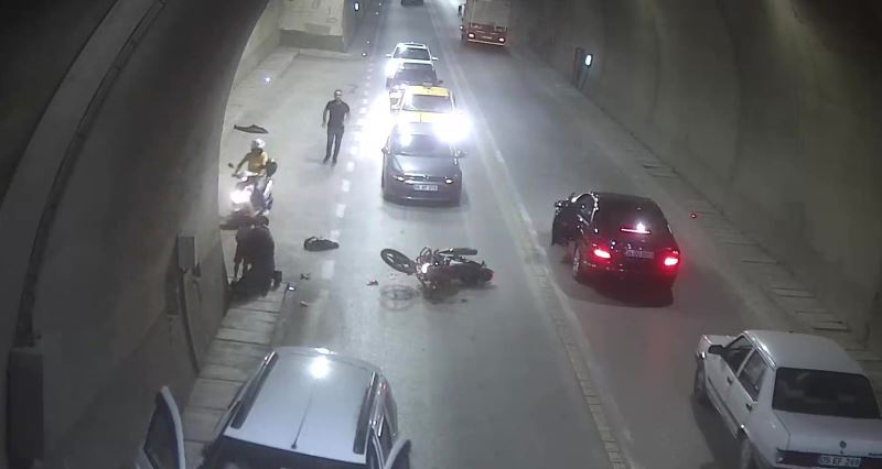 Tünelde motosiklet otomobile çarptı, baba oğul yaralandı
