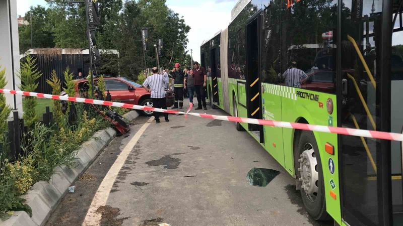 Otobüse çarpan otomobildeki aileden 3 kişi hayatını kaybetti