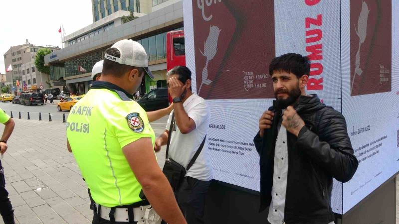 Taksim’de başkalarının videolarını çektiği iddia edilen şahıs yakalandı

