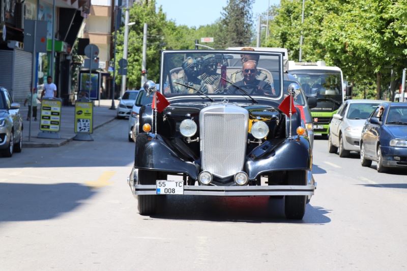 Atatürk’ün tören arabasını görenler şaştı kaldı, vatandaşlar fotoğraf çekmek için sıraya girdi
