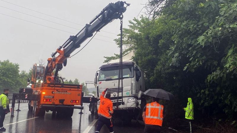 Yağış otoyolda kazayı beraberinde getirdi, uzun araç kuyrukları oluştu
