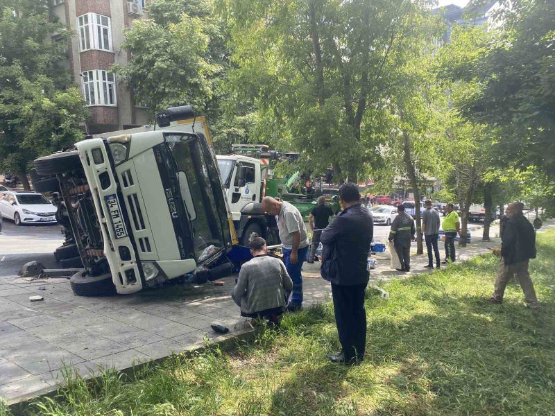 Bayrampaşa’da kamyon devrildi, genç kadın yaralandı: O anlar kamerada