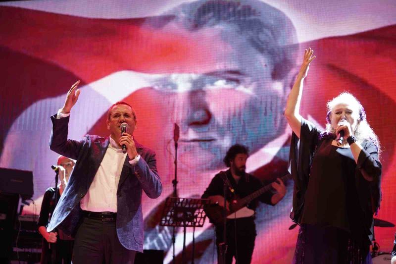 Teferic Şenlikleri’nde Suzan Kardeş ve Mesut Ergin’den İzmir Marşı sürprizi
