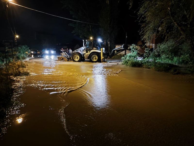 Amasya’da sağanak nedeniyle gölet taştı, sokaklar dereye döndü