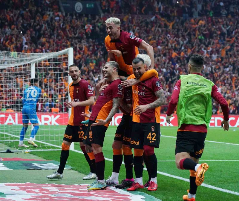Galatasaray bu sezon iki Fenerbahçe derbisini de kazandı
