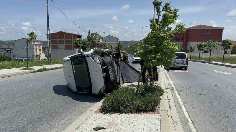 Arnavutköy’de sürücüsünün kontrolünden çıkan hafif ticari araç yan yattı
