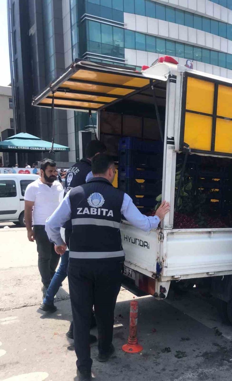 Gebze’de zabıta ekipleri seyyar satıcıları denetliyor