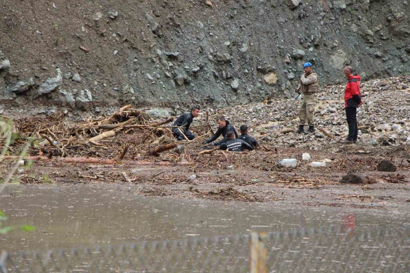Amasya’da selde kaybolan iki kişiden birinin cesedi bulundu