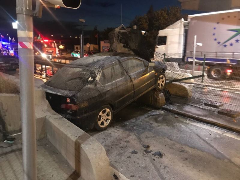 Edirne’de gişelere çarpan alkolü sürücünün otomobili alev alev yandı
