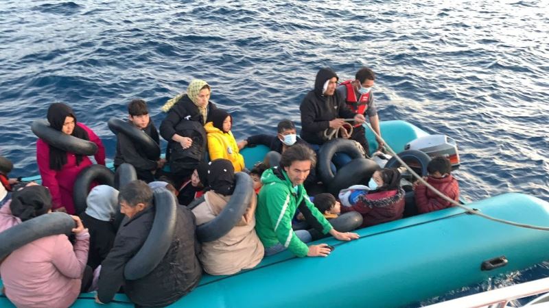 Lastik botları arızalanan ve sürüklenen 27 kaçak göçmen kurtarıldı
