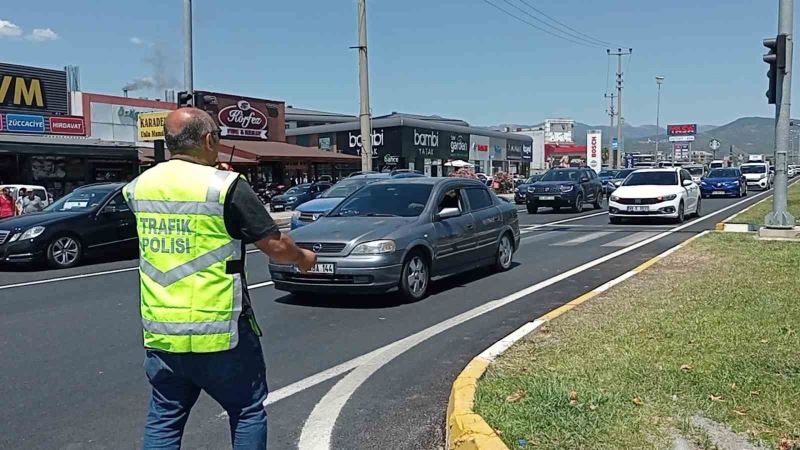 Balıkesir’de polis ve jandarma trafikte etkin önlemler aldı
