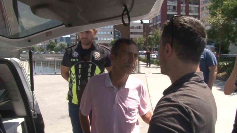 Kadıköy’de ceza yiyen minibüs şoföründen ilginç tepki: ’Mor ışıkta geçtim’