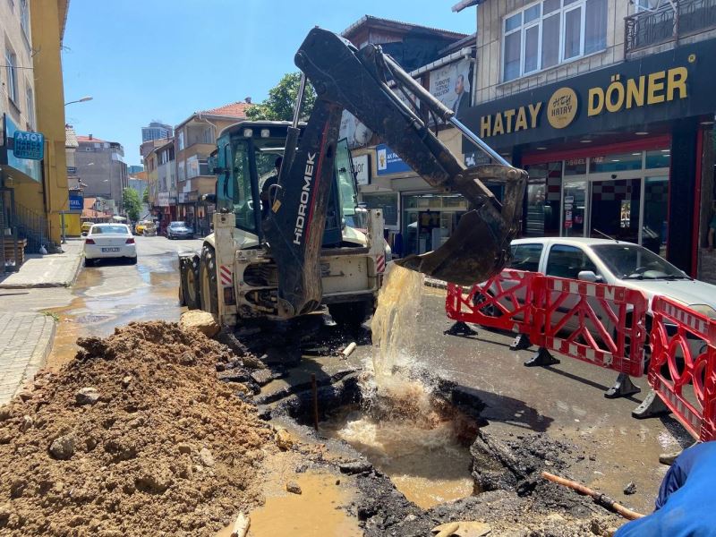 Ataşehir’de İSKİ personelinin patlayan su borusuyla mücadelesi kamerada