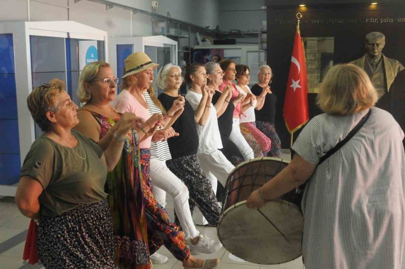 50 yaş üstü halk oyunları ekipleri gençlere taş çıkartıyor
