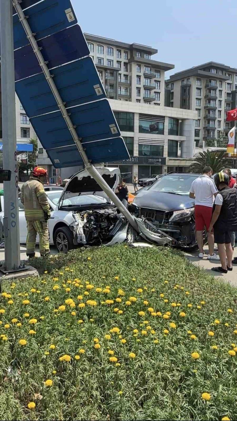 Beyoğlu’nda kaza yapan iki araç yön levhasına çarptı: 1 yaralı
