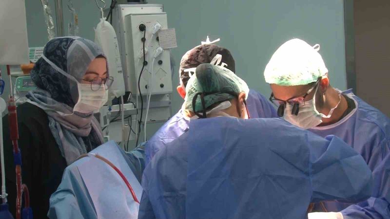 Organ naklinde 10 saatlik operasyon: 3 ameliyat peş peşe yapıldı
