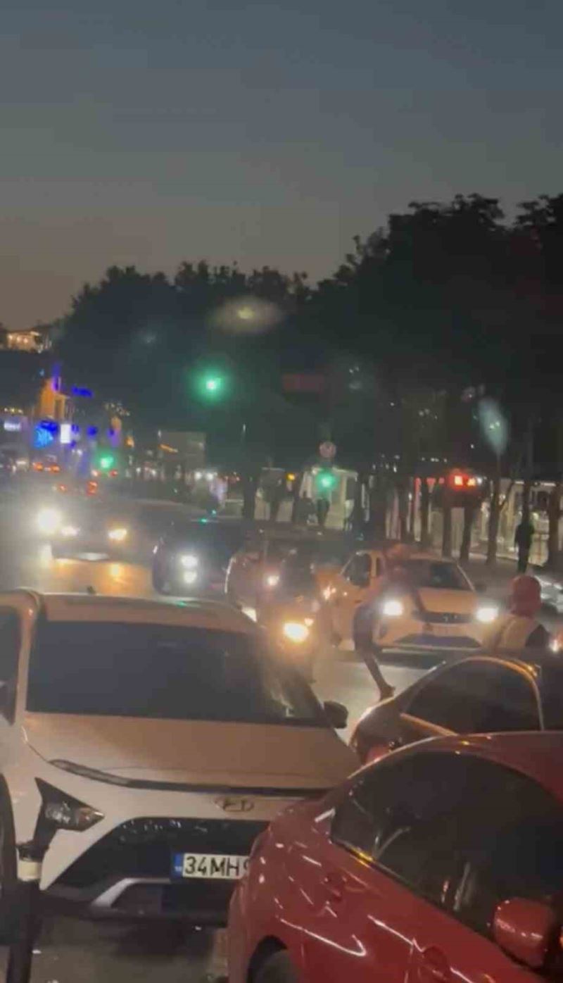 İstanbul’da trafikte tehlikeli anlar kamerada: Dans ederek araçların önüne atladılar
